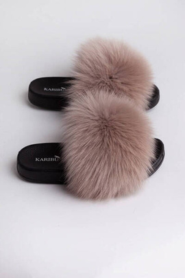 Beżowe klapki z naturalnym futrem z lisa w odcieniu fuksji