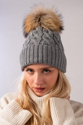 Szara czapka wełniana z pomponem z naturalnego futra lisa srebrnego.