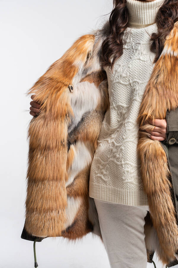 Khaki kurtka parka obszyta naturalnym futrem z lisa płomienistego