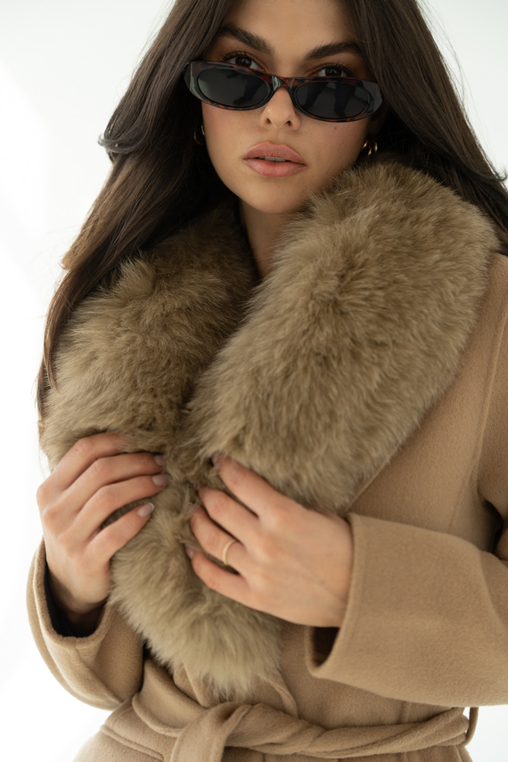 Kamelowy płaszcz z wełny z futrzanym kołnierzem