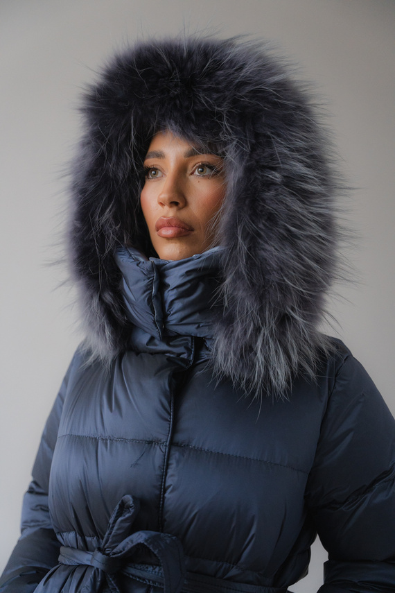 Granatowa kurtka marki Flo&Clo z futrzanym obszyciem