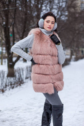 Futrzana kamizelka z naturalnego lisa w kolorze brudnego różu