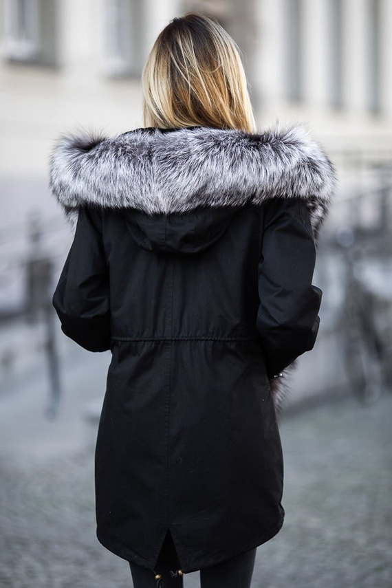 Parka damska obszyta naturalnym futrem z lisa srebrnego.