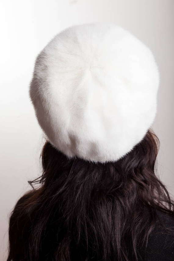 Biała czapka z naturalnego futra norki