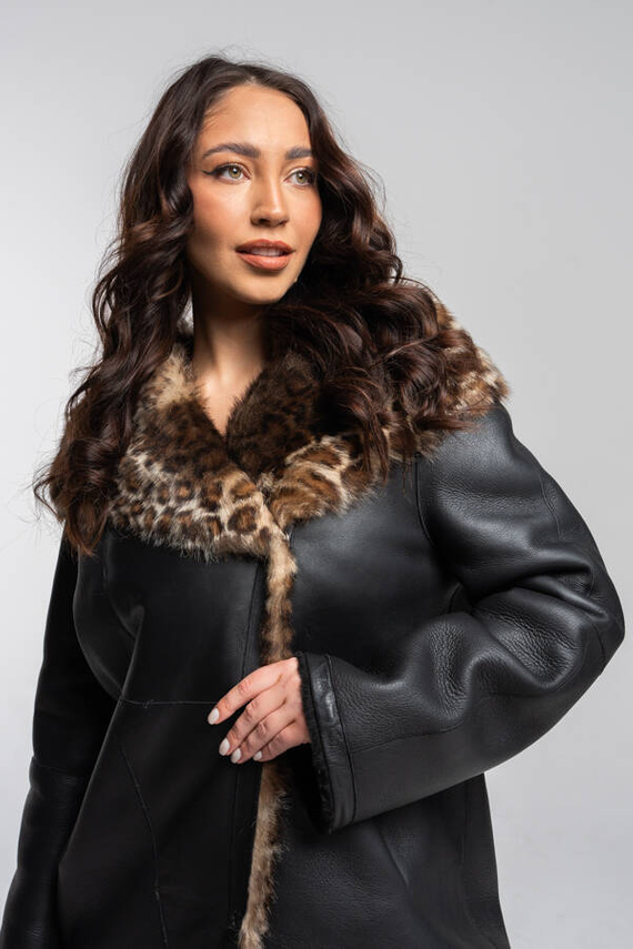 Czarny kożuch ze skór merynosów z kapturem