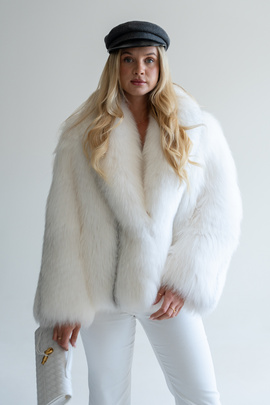 Białe futro z naturalnego lisa arktycznego