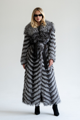 Długie ekskluzywne futro z lisów srebrnych