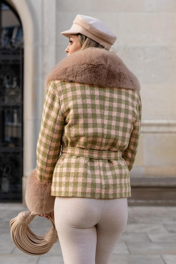 Wełniany żakiet z futrzanym obszyciem w odcieniach różu