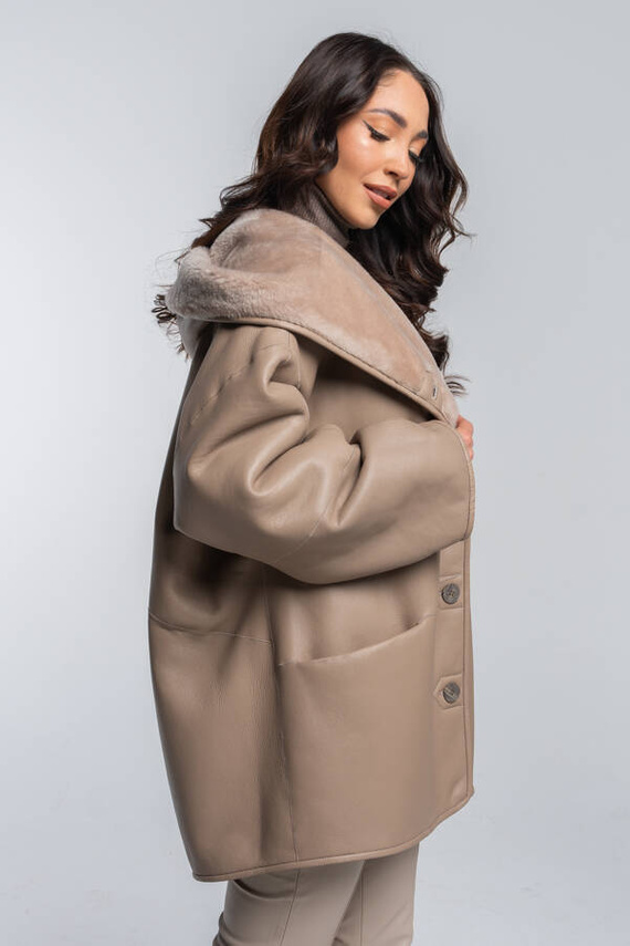 Beżowy kożuch ze skór merynosów z kapturem