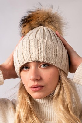 Beżowa czapka wełniana z mankietem i pomponem z futra jenota