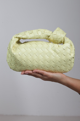 Jasno żółta pleciona torebka z naturalnej skóry