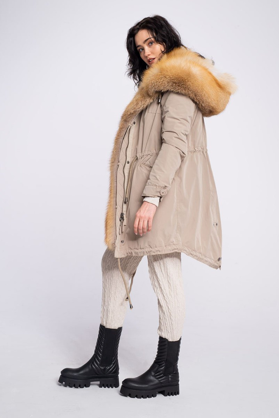 Beżowa kurtka parka obszyta naturalnym futrem lisa