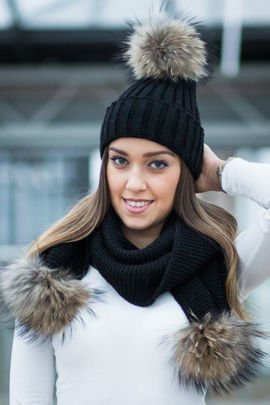 Komplet wełniany szalik oraz czapka z pomponami z futra jenota naturalnego