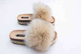 Beżowe (szampan) klapki damskie z naturalnym futrem z lisa