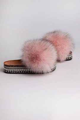 Jasno różowe klapki z naturalnym futrem lisa