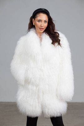 Białe futro z lamy z kołnierzem