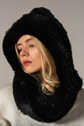 Czarny szalokaptur wykonany z naturalnego futra szynszylorexa