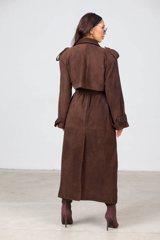 Brązowy płaszcz ze skóry zamszowej