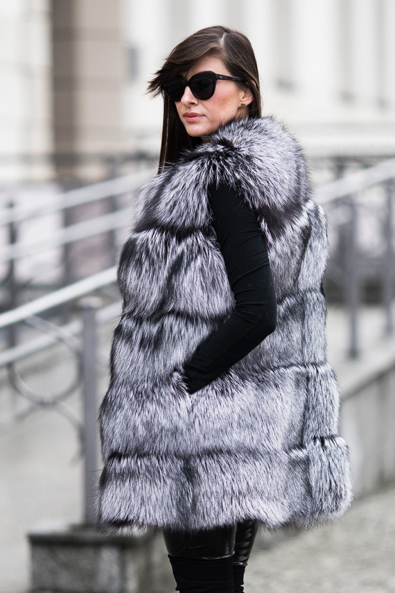 Futrzana kamizelka z naturalnego futra lisa srebrnego.
