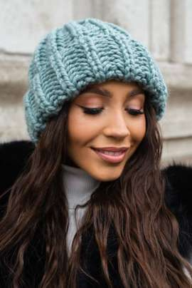 Miętowa wełniana czapka ręcznie wykonana