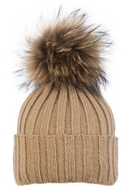Czapka wełniana z pomponem z naturalnego futra jenota.