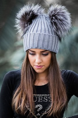 Czapka wełniana z mankietem w kolorze jasno szarym z dwoma pomponami z naturalnego  futra lisa srebrnego w rozmiarze XXL