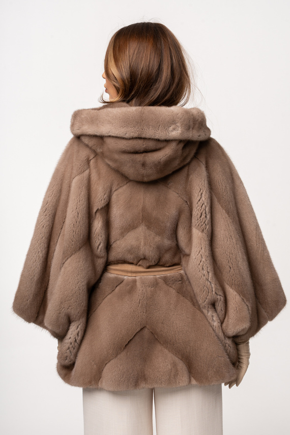 Beżowe futro w stylu poncza z kapturem z naturalnych norek pastel