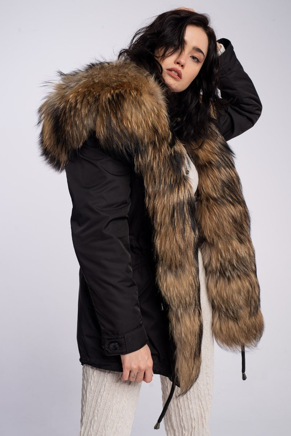 Czarna kurtka parka damska obszyta naturalnym futrem jenota