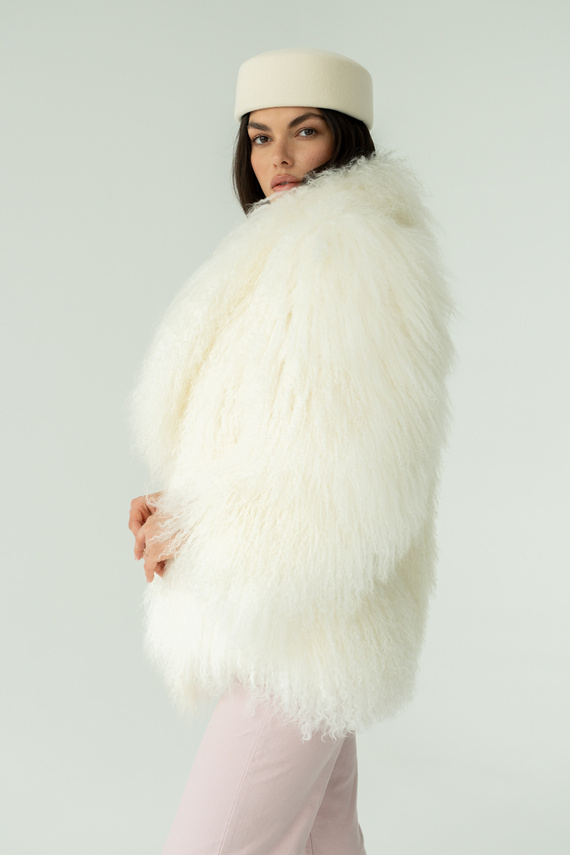 Kremowe futro z lamy z kołnierzem