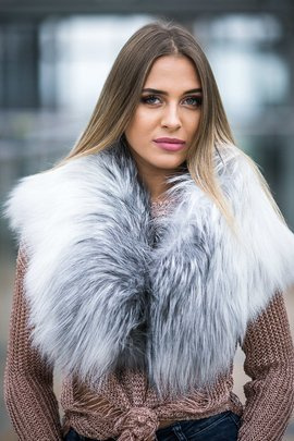 Kołnierz z naturalnego futra z lisa platynowego.