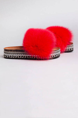 Jaskrawo czerwone (neonowe) klapki z naturalnym futrem lisa