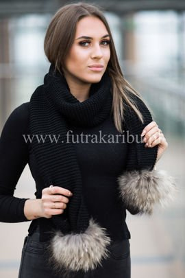 Wełniany szal z pomponami z naturalnego futra jenota