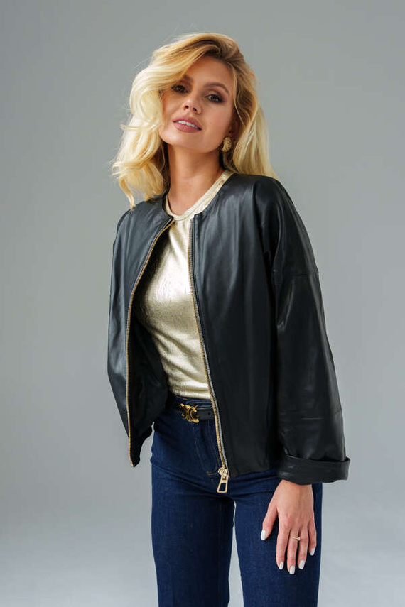 Czarna kurtka skórzana o prostym kroju