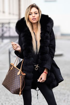 Parka damska obszyta naturalnym futrem lisa w kolorze czarnym.