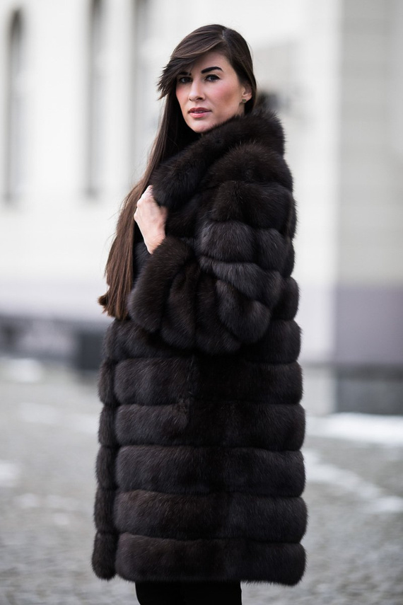 Eleganckie futro z soboli naturalnych.