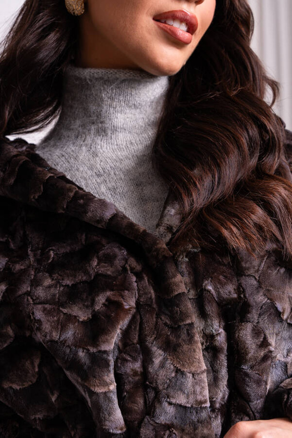 Brązowe futro z grzbietów norek z kapturem