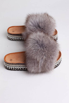 Szare klapki z naturalnym futrem lisa