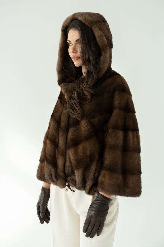 Brązowe futro z kapturem z naturalnych norek