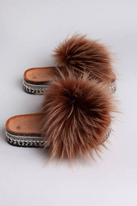 Brązowe klapki o odcieniu toffi z naturalnym futrem jenota