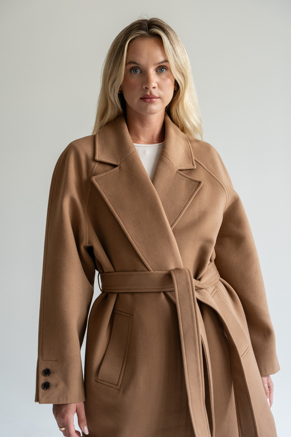 Jesienny płaszcz w kolorze beżowym