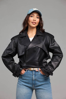 Czarna skórzana ramoneska o podkreślonej linii ramion