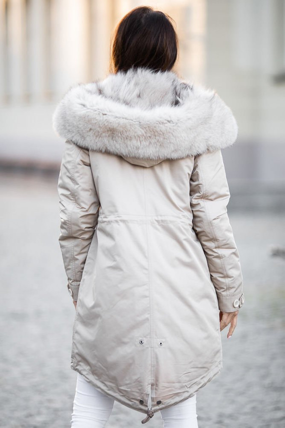 Kurtka damska typu parka obszyta naturalnym futrem lisa.