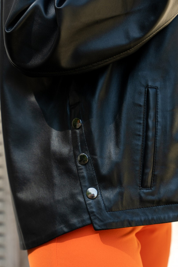 Skórzana ramoneska damska o lużnym kroju w kolorze czarnym