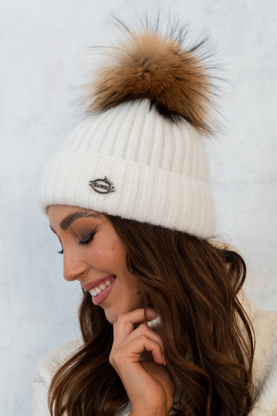 Biała czapka z angory  z pomponem z futra jenota