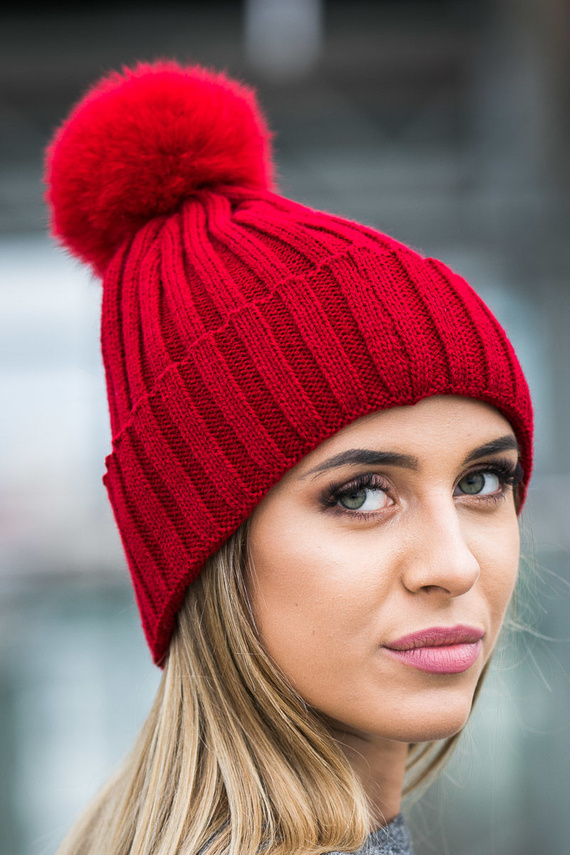 Czapka dzianinowa z pomponem z naturalnego futra lisa  zabarwionego na kolor czerwony