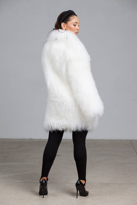 Białe futro z lamy z kołnierzem