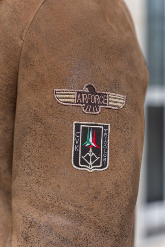 Brązowy kożuch typu pilotka 