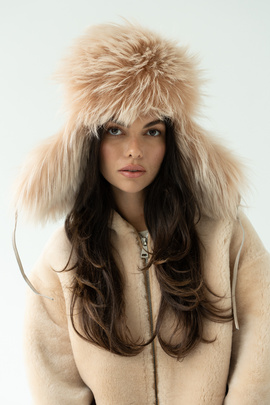 Beżowa uszanka z naturalnego futra jenota