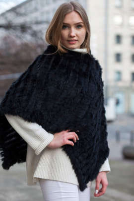 Czarne futrzane ponczo z królika