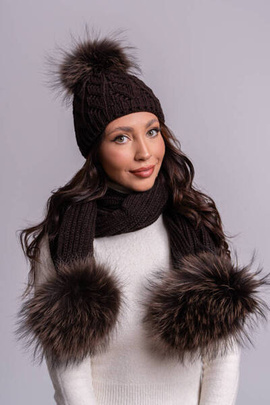 Komplet wełniany szalik oraz czapka z pomponami z  naturalnego futra jenota w kolorze czekoladowym.